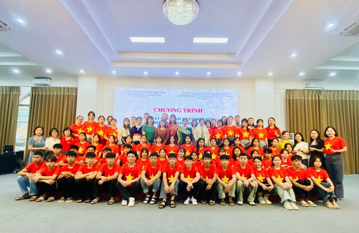 Trao học bổng 'Lão Nhà Quê và Các bạn' tới học sinh nghèo Điện Biên- Ảnh 2.