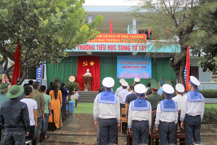 Video: Khai giảng năm học mới ở Trường Sa- Ảnh 2.