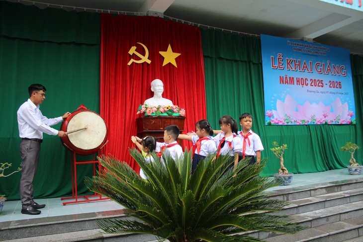 Video: Khai giảng năm học mới ở Trường Sa- Ảnh 3.