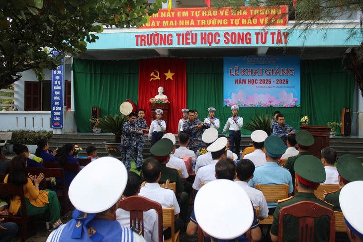 Video: Khai giảng năm học mới ở Trường Sa- Ảnh 4.