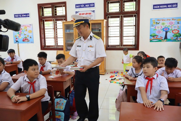 Video: Khai giảng năm học mới ở Trường Sa- Ảnh 5.