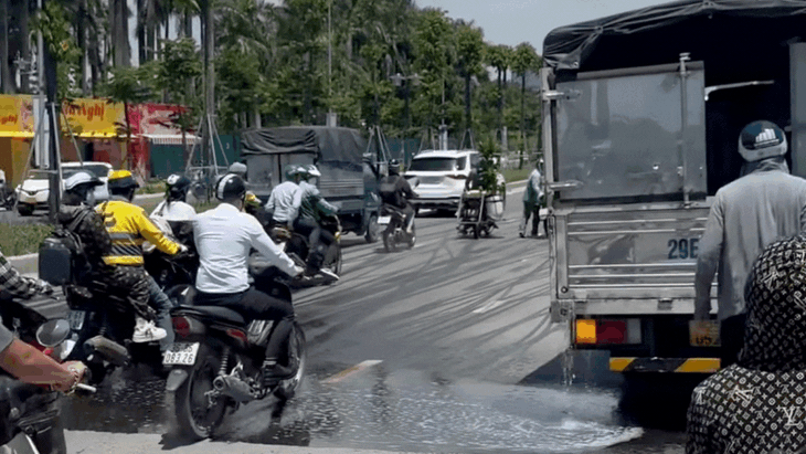 Dầu diesel chảy tràn xuống đường, khiến nhiều người tham gia giao thông gặp nguy hiểm.