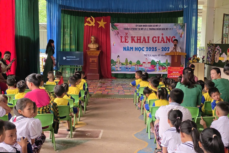 Khai giảng nơi vùng lũ Nghệ An- Ảnh 3. Khai giảng nơi vùng lũ Nghệ An- Ảnh 3.