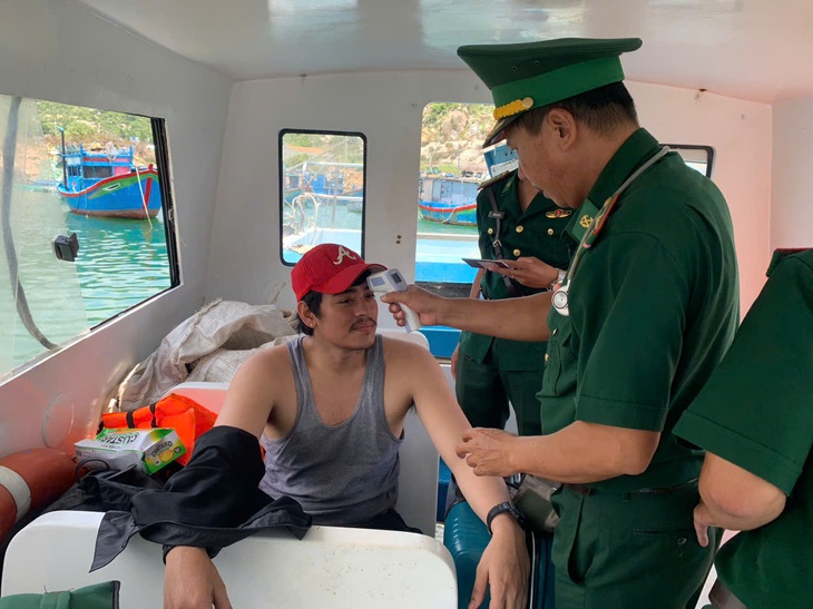 Bộ đội Biên phòng Khánh Hòa hỗ trợ cấp cứu thuyền viên nước ngoài gặp nạn trên biển- Ảnh 1.