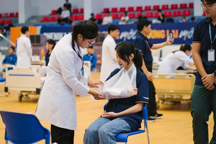 Biến giảng đường thành 'bệnh viện thu nhỏ' rèn kỹ năng, y đức cho sinh viên y khoa- Ảnh 3. Biến giảng đường thành 'bệnh viện thu nhỏ' rèn kỹ năng, y đức cho sinh viên y khoa- Ảnh 3.