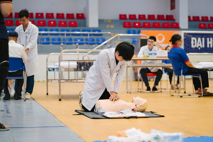 Biến giảng đường thành 'bệnh viện thu nhỏ' rèn kỹ năng, y đức cho sinh viên y khoa- Ảnh 4. Biến giảng đường thành 'bệnh viện thu nhỏ' rèn kỹ năng, y đức cho sinh viên y khoa- Ảnh 4.