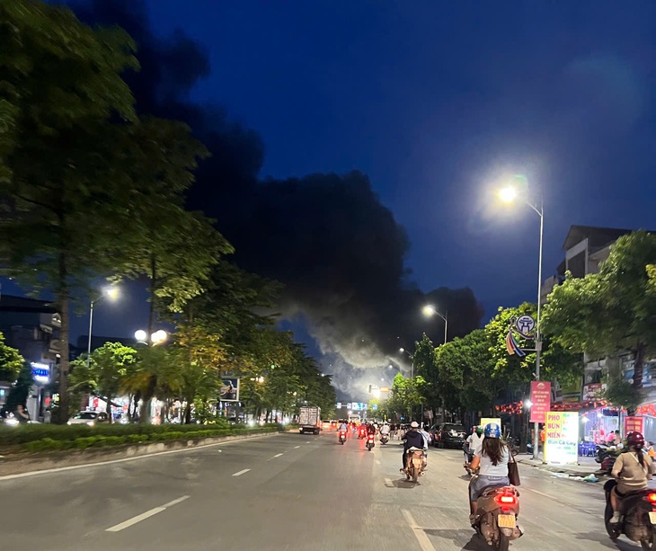 Cháy lớn tại Việt Hưng (Hà Nội): khói đen cuồn cuộn, lửa bao trùm khu xưởng- Ảnh 2.