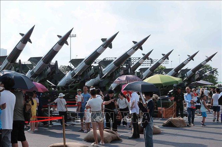 Người dân tiếp tục tới tham quan Triển lãm '80 năm Độc lập - Tự do - Hạnh phúc'- Ảnh 3.
