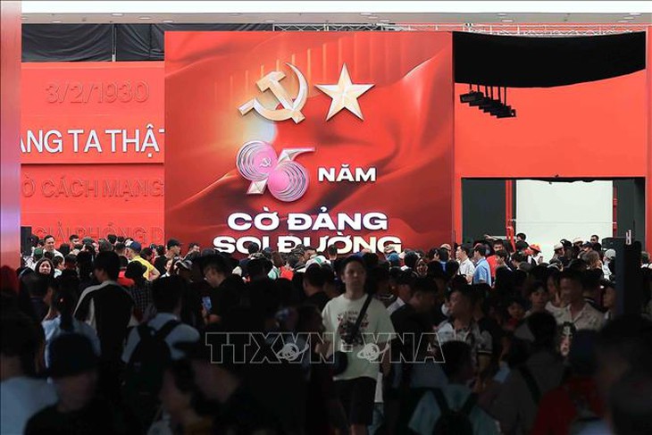 Người dân tiếp tục tới tham quan Triển lãm '80 năm Độc lập - Tự do - Hạnh phúc'- Ảnh 6.
