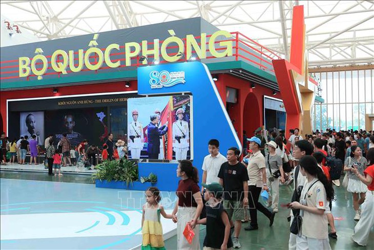 Người dân tiếp tục tới tham quan Triển lãm '80 năm Độc lập - Tự do - Hạnh phúc'- Ảnh 8.