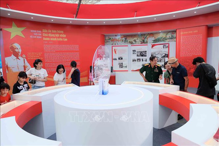 Người dân tiếp tục tới tham quan Triển lãm '80 năm Độc lập - Tự do - Hạnh phúc'- Ảnh 9.