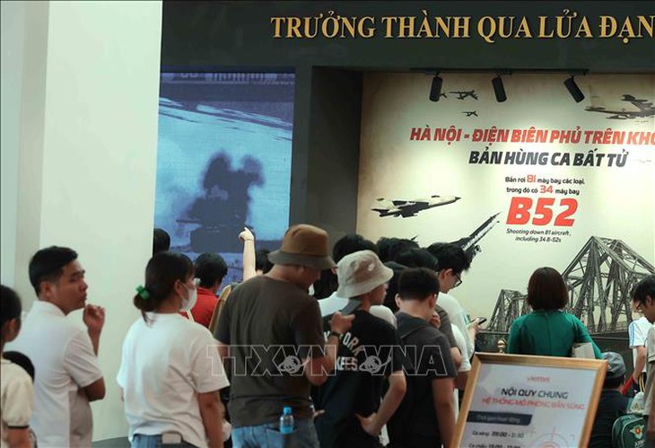 Người dân tiếp tục tới tham quan Triển lãm '80 năm Độc lập - Tự do - Hạnh phúc'- Ảnh 10.
