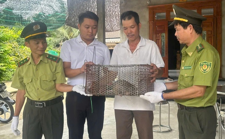Phát hiện động vật quý hiếm bò vào vườn nhà, người đàn ông báo chính quyền- Ảnh 1. Phát hiện động vật quý hiếm bò vào vườn nhà, người đàn ông báo chính quyền- Ảnh 1.