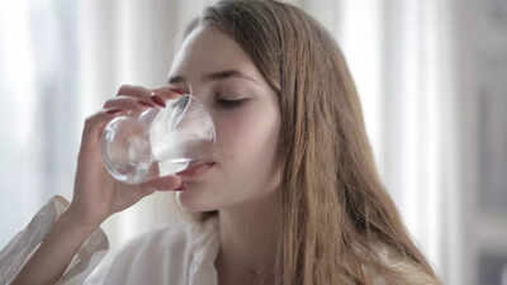 8 tác dụng phụ nghiêm trọng của việc uống quá nhiều ORS đối với não, thận và sức khỏe tổng thể của bạn