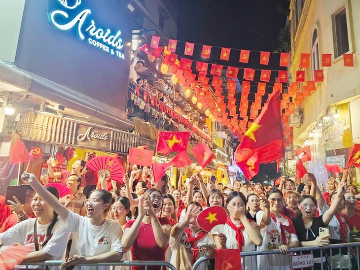 'Bạn bè quốc tế ngạc nhiên khi thấy nhân dân ra đường rất đông xem diễu binh, diễu hành A80'- Ảnh 2. 'Bạn bè quốc tế ngạc nhiên khi thấy nhân dân ra đường rất đông xem diễu binh, diễu hành A80'- Ảnh 2.