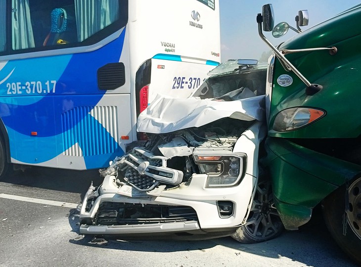Vụ tai nạn liên hoàn trên cao tốc Cao Bồ - Mai Sơn đã khiến 5 ô tô bị hư hỏng, trong đó chiếc Ford Everest bị biến dạng.