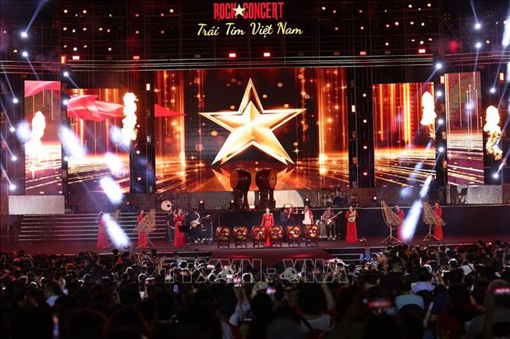 'Rock Concert - Trái tim Việt Nam' - tình yêu Tổ quốc thăng hoa cùng âm nhạc- Ảnh 2. 'Rock Concert - Trái tim Việt Nam' - tình yêu Tổ quốc thăng hoa cùng âm nhạc- Ảnh 2.