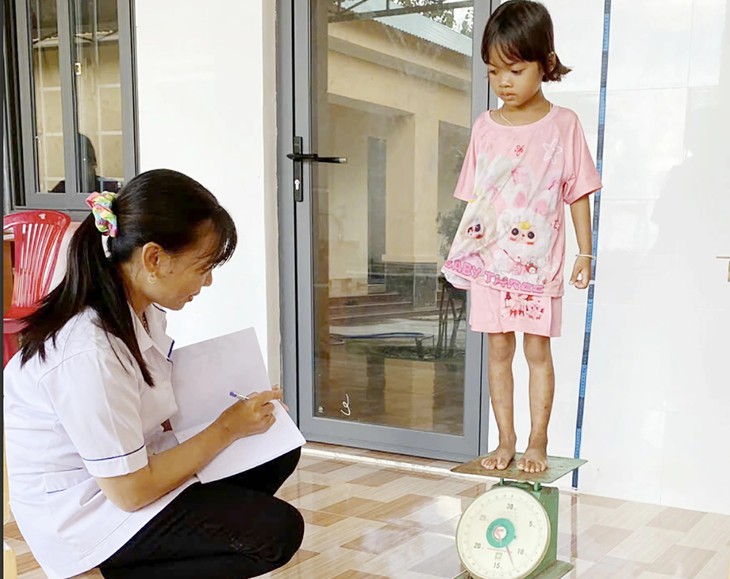 Y tế cơ sở 'đi từng ngõ, gõ từng nhà' đẩy lùi suy dinh dưỡng- Ảnh 1. Y tế cơ sở 'đi từng ngõ, gõ từng nhà' đẩy lùi suy dinh dưỡng- Ảnh 1.