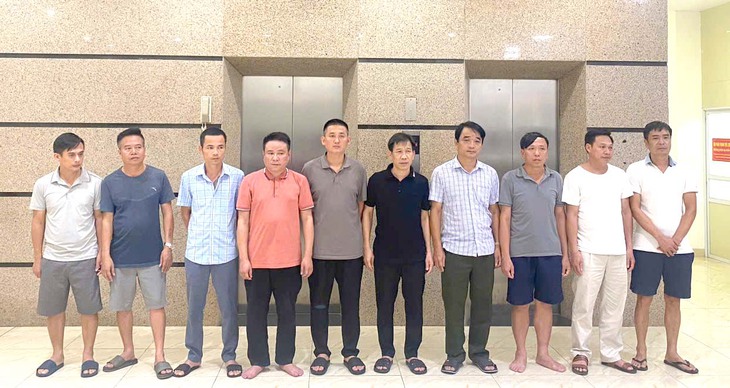 Bắt giữ nhiều cán bộ kiểm lâm trong đường dây bảo kê xe gỗ quý hiếm - Ảnh 2.