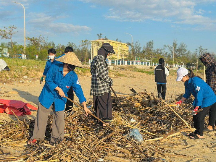 Hà Tĩnh nỗ lực dọn rác, làm sạch bãi biển sau bão- Ảnh 4.