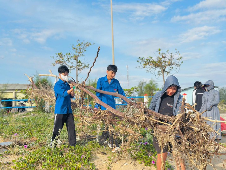 Hà Tĩnh nỗ lực dọn rác, làm sạch bãi biển sau bão- Ảnh 5.