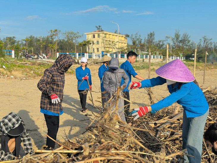 Hà Tĩnh nỗ lực dọn rác, làm sạch bãi biển sau bão- Ảnh 6.