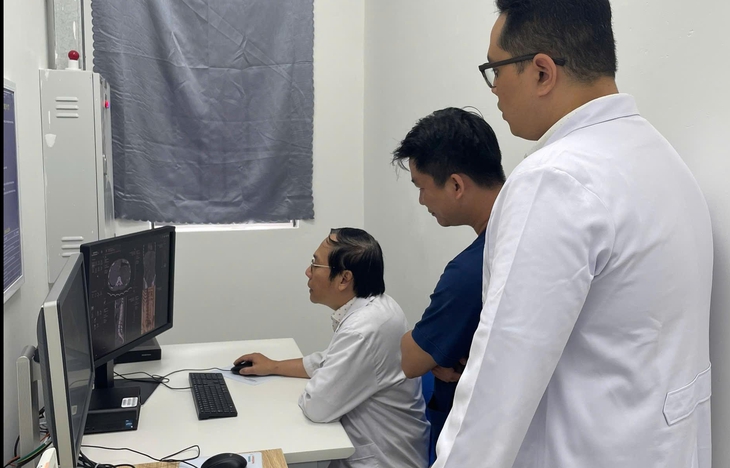BV Bình Dân cử chuyên gia giỏi ra Côn Đảo cứu nam sinh 17 tuổi chấn thương nặng- Ảnh 2.