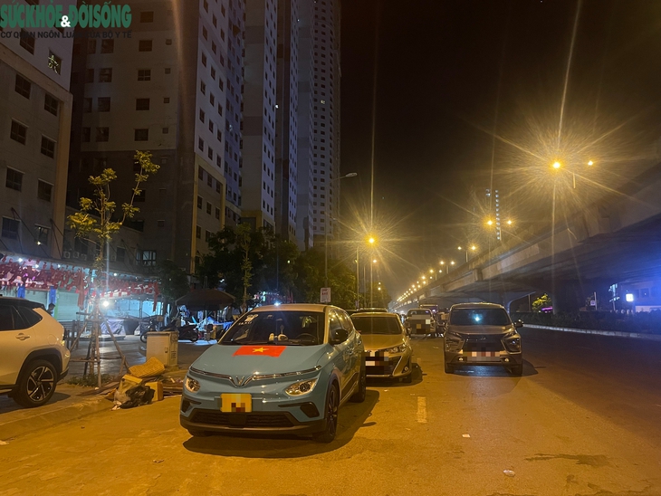 Hà Nội: Ô tô đỗ hàng 2, hàng 3 chiếm gần hết lòng đường Nghiêm Xuân Yêm- Ảnh 1.