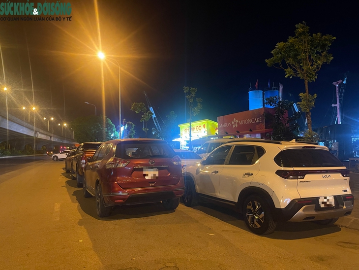 Hà Nội: Ô tô đỗ hàng 2, hàng 3 chiếm gần hết lòng đường Nghiêm Xuân Yêm- Ảnh 2.
