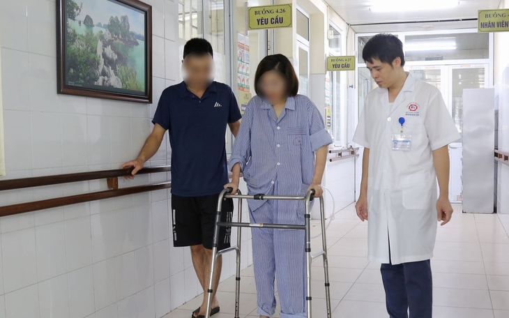 Người đàn ông 'vô danh' lao xuống dòng nước xiết cứu phụ nữ nhảy cầu- Ảnh 3.