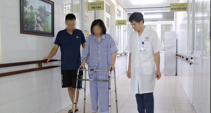 Nỗ lực cứu sống cô gái nhảy cầu Bãi Cháy- Ảnh 1. Nỗ lực cứu sống cô gái nhảy cầu Bãi Cháy- Ảnh 1.