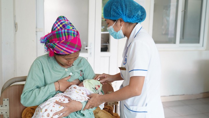 Hướng dẫn thực hành nuôi con bằng sữa mẹ cho phụ nữ vùng dân tộc thiểu số- Ảnh 2.