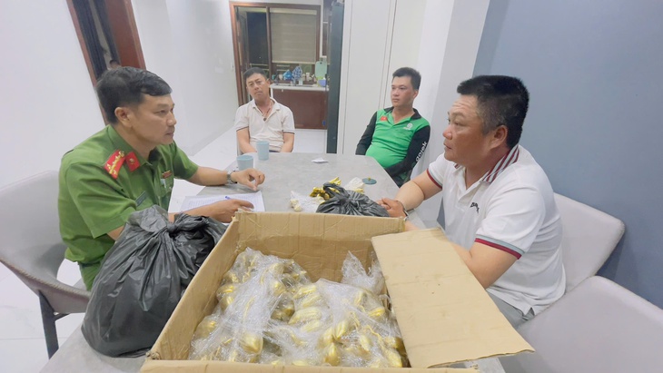 Lật tẩy chiêu trò nhóm đối tượng lừa đảo liên tỉnh từ nải chuối, nhánh cau bằng kim loại- Ảnh 1.