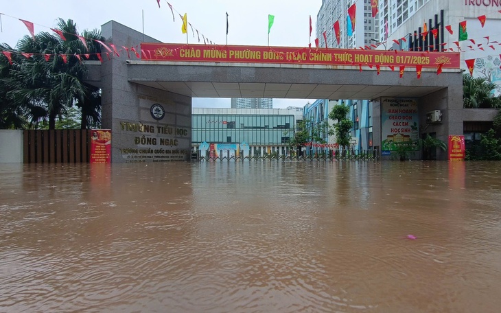 Chuyên gia cảnh báo khả năng xảy ra dông sét liên tiếp chiều nay ở Hà Nội, Phú Thọ- Ảnh 1.