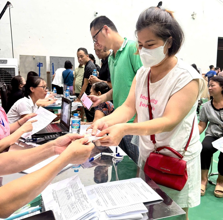 10 giờ đêm, phường đông dân nhất Hà Nội vẫn đang chi trả quà Quốc khánh cho người dân- Ảnh 2.