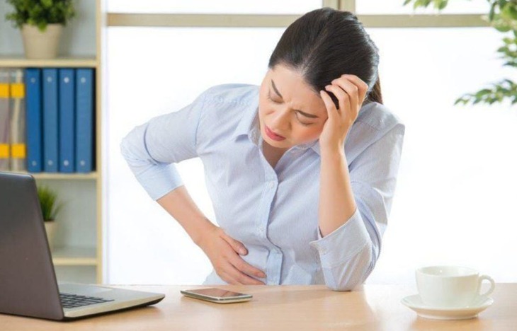 Vì sao phụ nữ dễ bị chướng bụng kéo dài?- Ảnh 1.