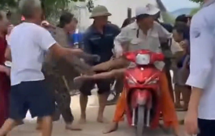 Người đàn ông tử vong thương tâm khi đi cắt cỏ cho cá- Ảnh 1. Người đàn ông tử vong thương tâm khi đi cắt cỏ cho cá- Ảnh 1.
