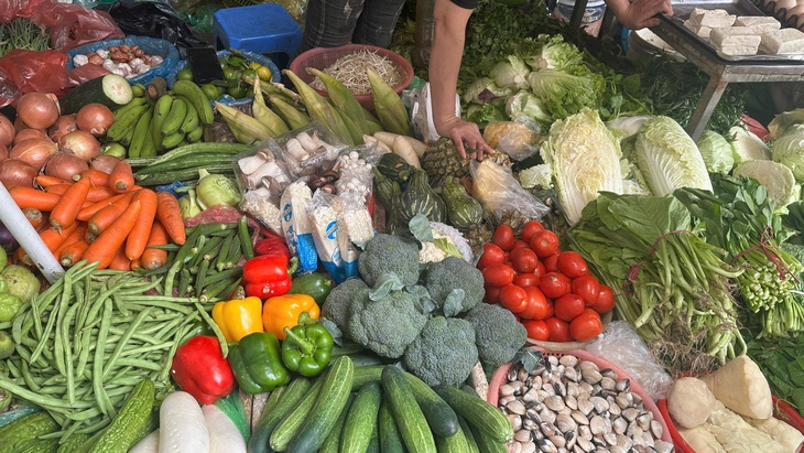 Rau muống 25.000 đồng/bó, bà nội trợ ngậm ngùi thắt chặt chi tiêu- Ảnh 2.