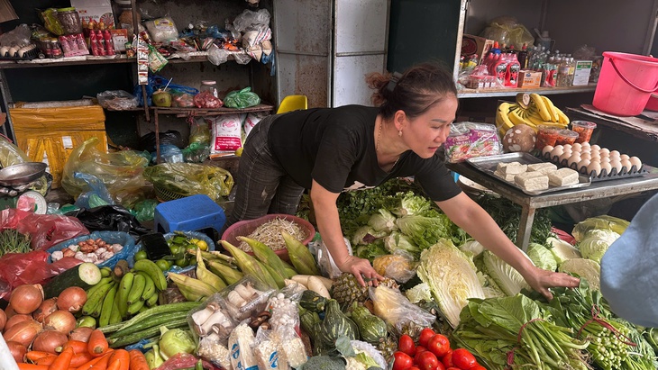 Rau muống 25.000 đồng/bó, bà nội trợ ngậm ngùi thắt chặt chi tiêu- Ảnh 3.