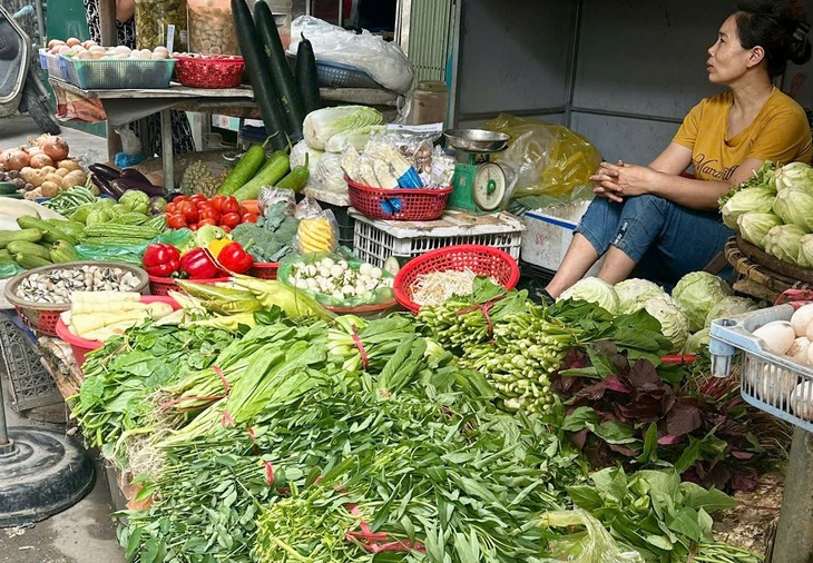 Rau muống 25.000 đồng/bó, bà nội trợ ngậm ngùi thắt chặt chi tiêu- Ảnh 1.
