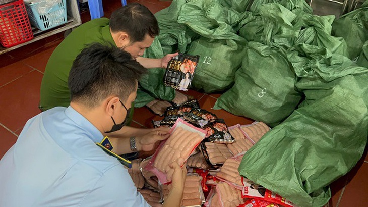 Gần 1 tấn xúc xích, lạp xưởng trôi nổi suýt thành đặc sản 'nướng đá' ở cổng trường học- Ảnh 2. Gần 1 tấn xúc xích, lạp xưởng trôi nổi suýt thành đặc sản 'nướng đá' ở cổng trường học- Ảnh 2.