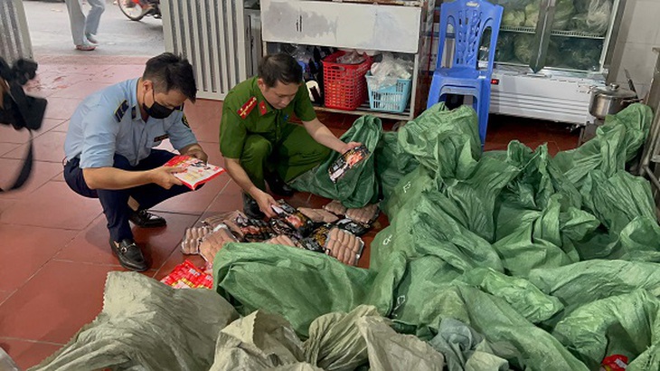 Gần 1 tấn xúc xích, lạp xưởng trôi nổi suýt thành đặc sản 'nướng đá' ở cổng trường học- Ảnh 1. Gần 1 tấn xúc xích, lạp xưởng trôi nổi suýt thành đặc sản 'nướng đá' ở cổng trường học- Ảnh 1.
