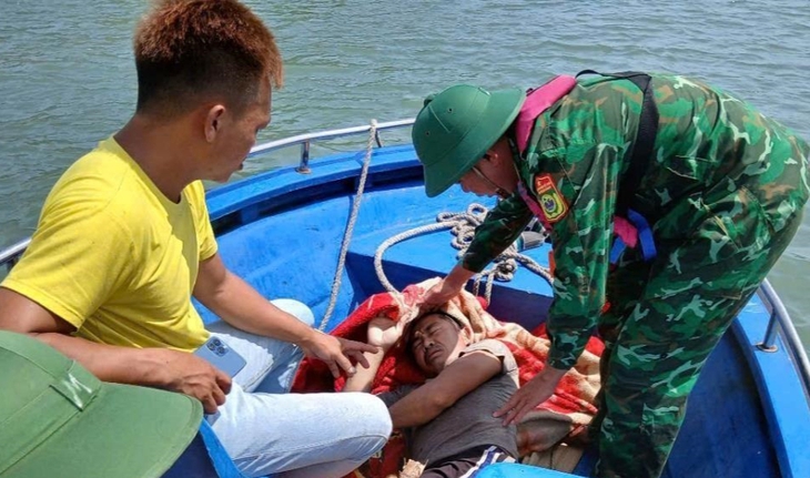 Tàu cá bị đắm trên biển, thuyền trưởng và 5 ngư dân được Bộ đội Biên phòng cứu sống- Ảnh 1. Tàu cá bị đắm trên biển, thuyền trưởng và 5 ngư dân được Bộ đội Biên phòng cứu sống- Ảnh 1.