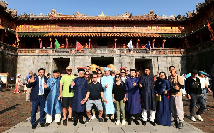 Du khách hào hứng tham quan di tích Huế, xem tái hiện lễ Ban sóc đầu năm mới