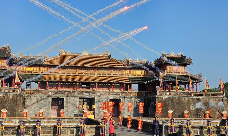 Du khách hào hứng tham quan di tích Huế, xem tái hiện lễ Ban sóc đầu năm mới- Ảnh 1. Du khách hào hứng tham quan di tích Huế, xem tái hiện lễ Ban sóc đầu năm mới- Ảnh 1.