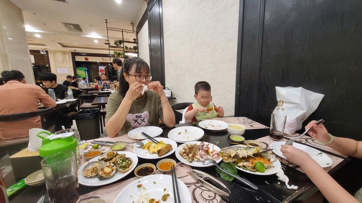 Nhiều nhà hàng buffet hải sản thông báo tăng giá dịp nghỉ Tết Dương lịch- Ảnh 3.