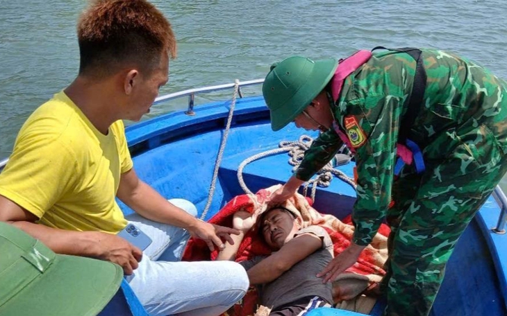 Sóng đánh chìm ghe làm một ngư dân mất tích- Ảnh 3.