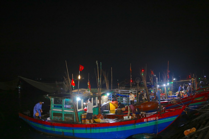 Ngư dân phấn khởi trúng đậm hải sản đầu năm mới- Ảnh 1.