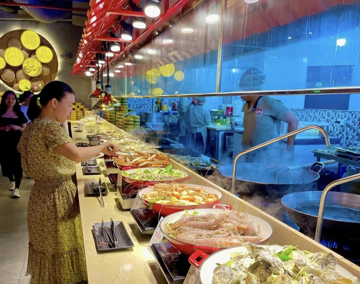 Nhiều nhà hàng buffet hải sản thông báo tăng giá dịp nghỉ Tết Dương lịch- Ảnh 1.