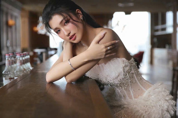 Á hậu Phương Nhi đẹp lộng lẫy trong áo cưới đầm xòe công chúa- Ảnh 1.